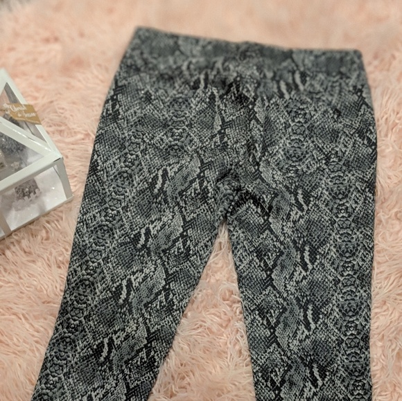 ⬇️Snake skin patterned Skinny pants - Picture 3 of 5
